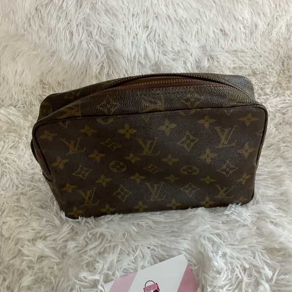 Authentic Louis Vuitton Trousse 23 - Picture 2 of 9
